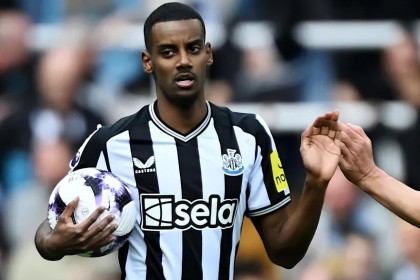 体育新闻-伊萨克转会利物浦，伯恩坦然送祝福，与球迷激烈情绪截然相反