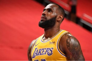 MK体育直播-NBA裁判官推向湖人道歉 詹姆斯调侃塔图姆：好盖帽