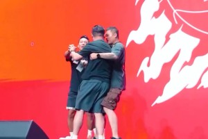 MK体育官网-詹姆斯中国行花絮：狂热球迷冲上舞台被带走 詹姆斯无奈摇头微笑